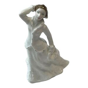 Royal Doulton Christmas Garland HN 4067 Figurine Sentiments